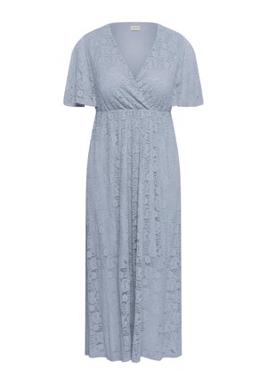 Svetlomodré maxi šaty z čipky s výstrihom do V, krátkymi rukávmi, elastickým pásom a zložitým kvetinovým vzorom po celej ploche.