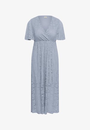 Svetlomodré maxi šaty z čipky s výstrihom do V, krátkymi rukávmi, elastickým pásom a zložitým kvetinovým vzorom po celej ploche.