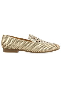 Zapato plano metálico dorado tejido con punta redondeada y tacón bajo. Presenta una superficie con patrón y un diseño recortado en la parte superior.