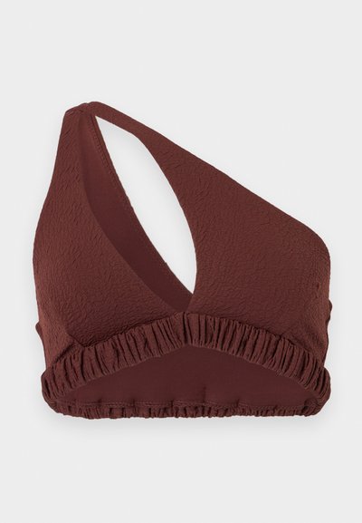 Haut de bikini marron texturé avec bretelle asymétrique à une épaule et bande élastique froncée sous la poitrine.