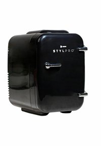 Zwarte compacte mini-koelkast met een glanzende afwerking, voorzien van chroomaccenten op de handgreep, een vierkante vorm en een eenvoudig logo aan de voorkant.