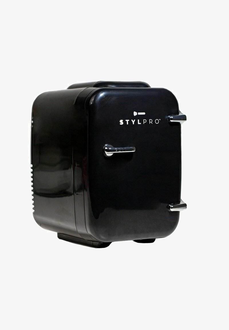 Czarna kompaktowa mini lodówka o błyszczącym wykończeniu, z chromowanymi akcentami na uchwycie, kwadratowym kształcie oraz prostym logo z przodu.