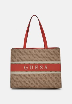 Sac fourre-tout à motif beige et marron avec des poignées rouges et une bande rouge au centre affichant le texte blanc "GUESS".