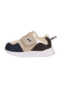 Sneaker vaaleanbeige ja laivastonsininen verkko-yläosalla, tarranauhalla ja valkoisella kumipohjalla; sisältää mustan logon ja rei'itetyt tummanruskeat yksityiskohdat.