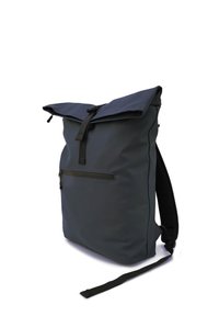 Donkergrijze rugzak van duurzaam materiaal, met een oprolbare sluiting, verstelbare schouderbanden en een ritszak aan de voorkant.