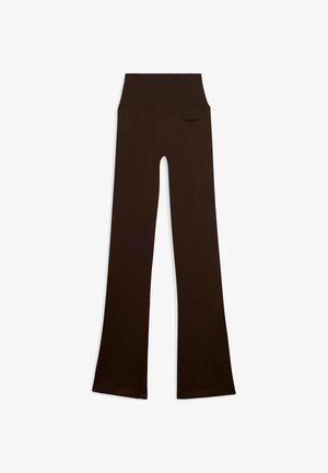 Leggings marrones acampanados con una cintura alta, fabricados en material elástico. Presentan un sutil logo de la marca en negro en la cinturilla.