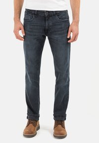 Dunkelblaue Jeans aus Denim im Slim-Fit, mit fünf Taschen, Logopatch auf der Rückseite und dezentem Verblassen auf der Vorderseite.