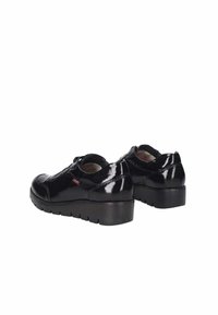Zapatos de charol negro con punta redondeada, diseño de cordones y suela de goma negra gruesa y texturizada. Detalle de pequeño logo en el lateral.