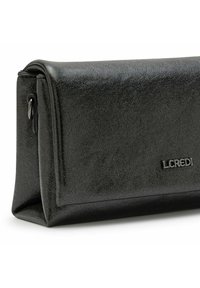 Borsa a tracolla nera in ecopelle testurizzata, con design a pattina e un sottile dettaglio del logo sul davanti.