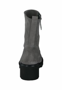 Bottines en suède gris avec un bout pointu, fermeture éclair à l'arrière et semelle en caoutchouc noir. Présente des détails cousus autour de la semelle.