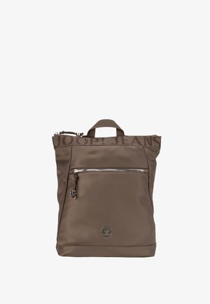 Sac à dos en nylon marron avec une poignée supérieure, une poche zippée à l'avant et un patch logo. Présente une bande tissée avec "JOOP! JEANS" en marron.