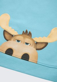 Lichtblauwe sweatshirt met een cartoonontwerp van een eland met grote oren, textuur op de bruine geweien en een neutrale gezichtsuitdrukking.