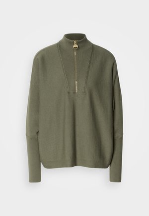 Olivgrüner Pullover mit hohem Kragen und Reißverschluss, mit Rippdetails und lockerer Passform, vor einem weißen Hintergrund präsentiert.