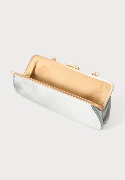 Plică de satin de culoare albastru deschis cu un cadru din metal auriu, închidere cu clemă și un interior neted. Formă conturată cu textură moale.