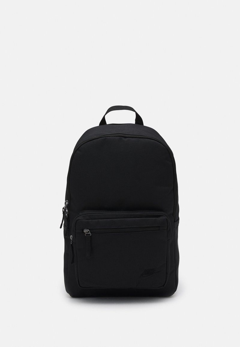 Zaino nero realizzato in tessuto resistente, con una forma arrotondata, una tasca frontale con zip e due scomparti con zip. Piccolo logo sull'anteriore.