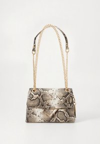 Borsa con stampa a tema serpente in bianco e nero, con chiusura triangolare dorata, superficie strutturata e doppi manici a catena per spalla.