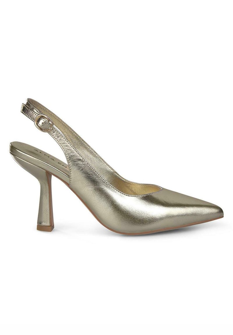 Pump slingback metallico dorato con punta affusolata, texture liscia e tacco a blocco di altezza media. Caratterizzato da una sottile cinghia alla caviglia con fibbia.