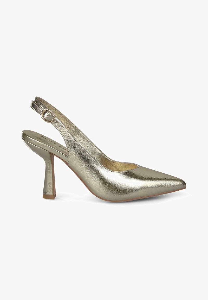 Pump slingback metallico dorato con punta affusolata, texture liscia e tacco a blocco di altezza media. Caratterizzato da una sottile cinghia alla caviglia con fibbia.