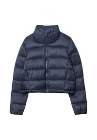 Námornícky skrátený pufferský kabát s vysokým golierom, zapínaním na zips a horizontálnymi švami. Hladká, lesklá tkanina so slabou vypchávkou.