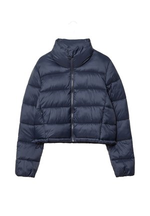 Giacca puffer cropped blu navy con colletto alto, chiusura a zip e cuciture orizzontali. Tessuto liscio e lucido con una leggera imbottitura.