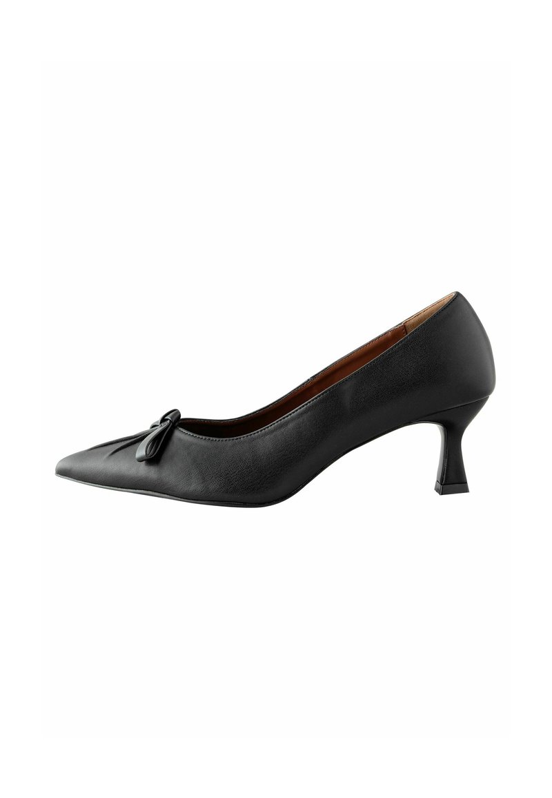 Escarpin en cuir noir avec un bout pointu, mettant en avant une décoration en nœud et un talon bloc de hauteur moyenne, texture lisse et design minimaliste.