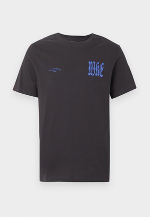 Must lühikeste varrukatega ümara kaelusega T-särk, millel on rinnal sinine "NIKE" tekst gooti kirjas ning vasakul küljel väiksem tekst "NIKE AIR INCORPORATED 1972".