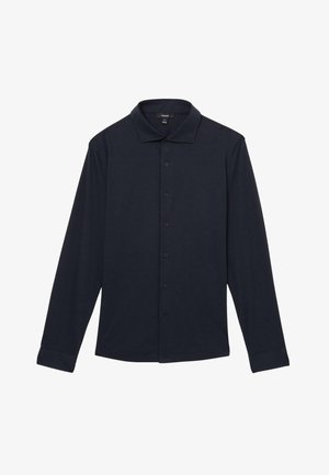 Tmavě námořnicky modrá košile s dlouhým rukávem, knoflíková s límečkem a manžetami, položena natažená na bílém pozadí.