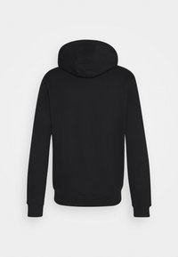 Černá mikina s kapucí z měkkého materiálu, vybavená stahovací šňůrkou na kapuci, dlouhými rukávy a žebrovanými manžetami a lemem. Bez dalších designových prvků.