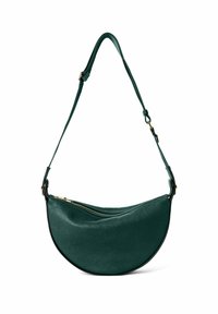 Borsa a tracolla in pelle verde acqua con forma curva a mezzaluna. Dotata di chiusura con zip e tracolla regolabile, con una superficie testurizzata.