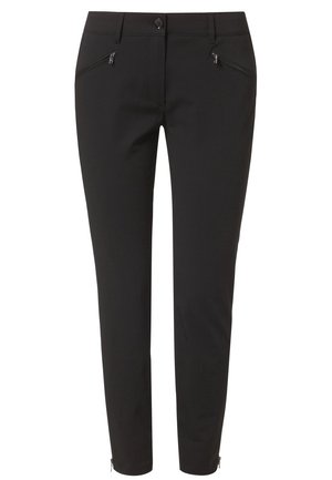 Czarne, dopasowane spodnie z przodu zapinane na guzik, z dwoma skośnymi kieszeniami na zamek oraz suwakami przy kostkach, prezentowane na białym tle.