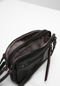 Liebeskind Berlin Axelremsväska - black