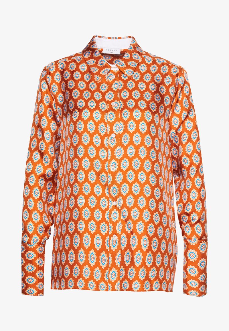 Camicia button-up in satin arancione con un motivo geometrico ripetuto in blu, bianco e rosso. Presenta un colletto classico e maniche lunghe.