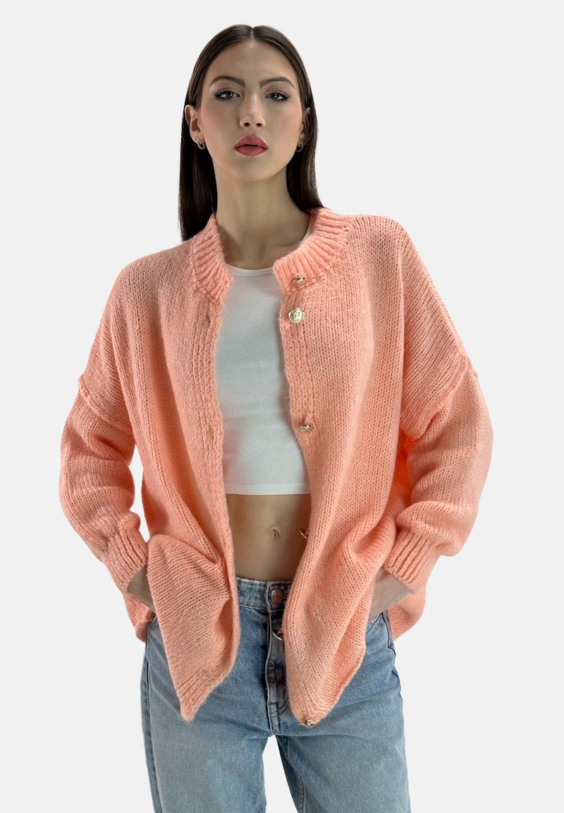 Cardigan pesco leggero e lavorato a maglia con scollo rotondo, due tasche frontali e dettagli con bottoni dorati. Vestibilità comoda con maniche a costine.