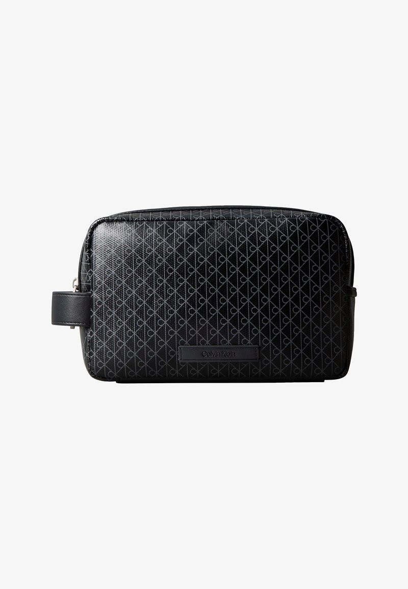 Rechteckige schwarze Kulturtasche mit strukturiertem Muster, seitlichem Griff und Calvin Klein-Logo in der vorderen Mitte.