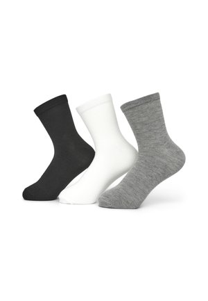 Tre paia di calzini alla caviglia: neri, bianchi e grigi. Ognuno presenta un risvolto a costine e una superficie liscia, progettati per un uso casual.