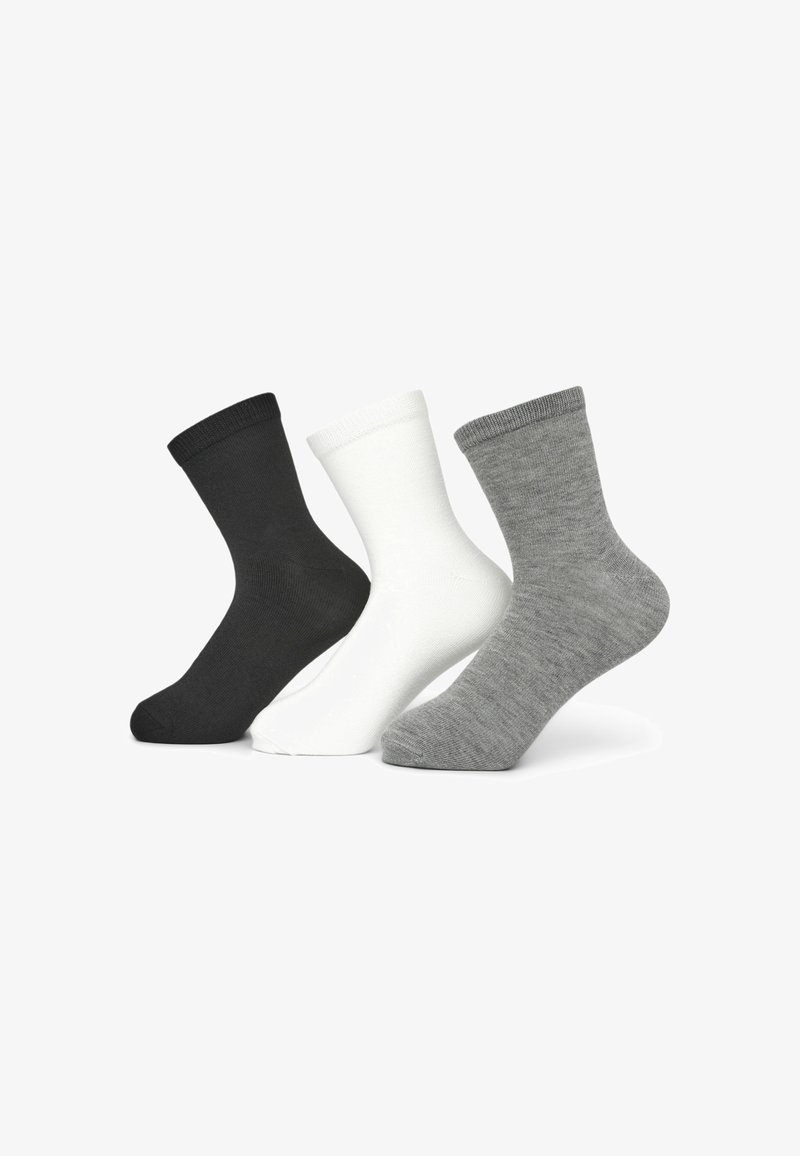 Trzy pary skarpetek za kostkę: czarne, białe i szare. Każda z nich ma prążkowany mankiet i gładką fakturę, zaprojektowane do codziennego noszenia.