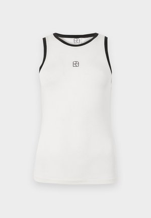 Débardeur blanc sans manches avec une finition noire autour de l'encolure et des emmanchures. Présente un petit logo noir sur le devant. Matière en coton doux.