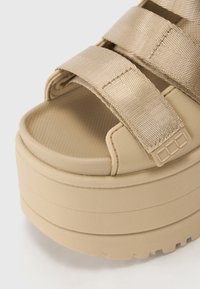 UGG GOLDENRISE - Platåsandaler - mustard seed