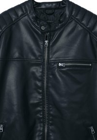 Giacca in pelle nera con zip frontale, colletto rialzato e toppe trapuntate sulle spalle. Include tasche laterali e una tasca sul petto con zip.