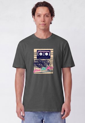 watapparel, GOOD OLD MESS UNISEX - Print T-shirt - anthracite