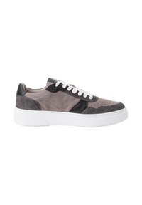 Sneakers din piele cu un design gri și negru, cu detalii perforate, șireturi albe și o talpă texturată albă.