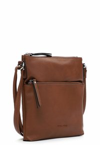 Borsa a tracolla in pelle marrone con superficie testurizzata, tracolla regolabile, tasca anteriore con zip e design minimalista. Caratterizzata da hardware in argento.