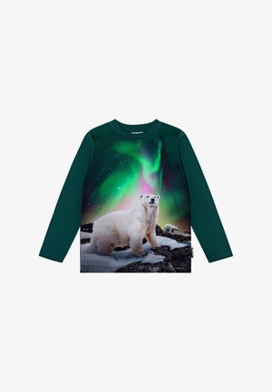 Camisa de manga larga verde oscura con estampado de dos osos polares sobre rocas cubiertas de nieve, bajo un cielo con auroras boreales verdes y moradas.