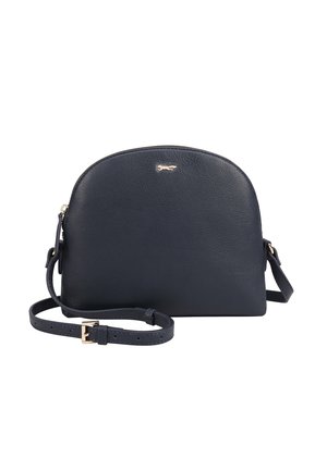 Sac bandoulière en cuir noir avec sommet incurvé, boucle dorée sur la sangle réglable, et petit logo doré au centre avant.