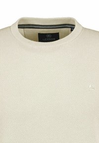 Helles beiges Strickpullover mit runder Halslinie, gerippten Bündchen und Saum. Verfügt über ein feines Texturmuster und ein kleines Logo auf der Brust.