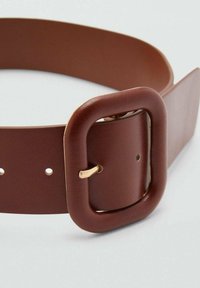 Bruine leren riem met een brede band, rechthoekige gesp en gouden hardware accenten. Voorzien van meerdere verstelgaatjes voor een goede maat.