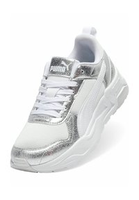 Weißer Sneaker mit metallisch silbernen Akzenten, Mesh- und Synthetik-Obermaterial, weiß geschnürt mit Schnürsenkeln, mit dicker, strukturierter Sohle und Logo.