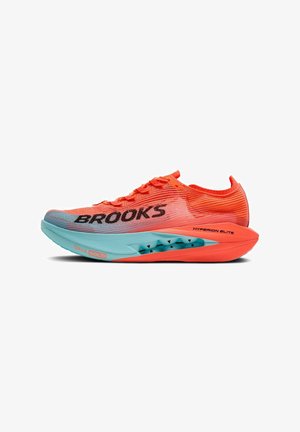 Scarpa da corsa di un brillante arancione con una tomaia in mesh traspirante, logo "BROOKS" nero e un'intersuola unica in aqua con suola testurizzata.