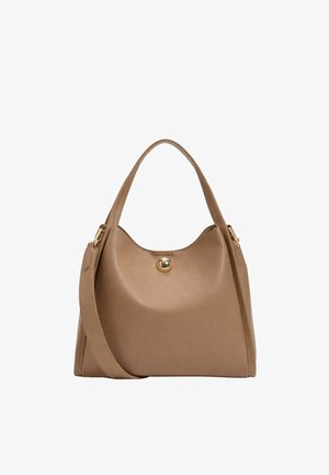 Borsa a mano in pelle color cuoio con parte superiore curva, chiusura singola dorata, doppio manico e tracolla removibile su sfondo bianco.