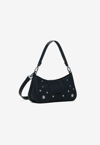 Borsa nera con un design curvo, realizzata in materiale testurizzato, caratterizzata da accenti circolari in argento e una tracolla corta.